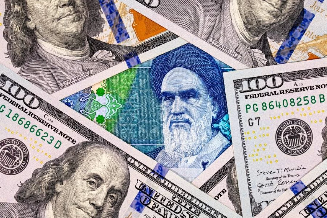 انهيار متواصل للريال الإيراني رغم تدخل البنك المركزي وتجاوز الدولار 2.7 مليون ريال