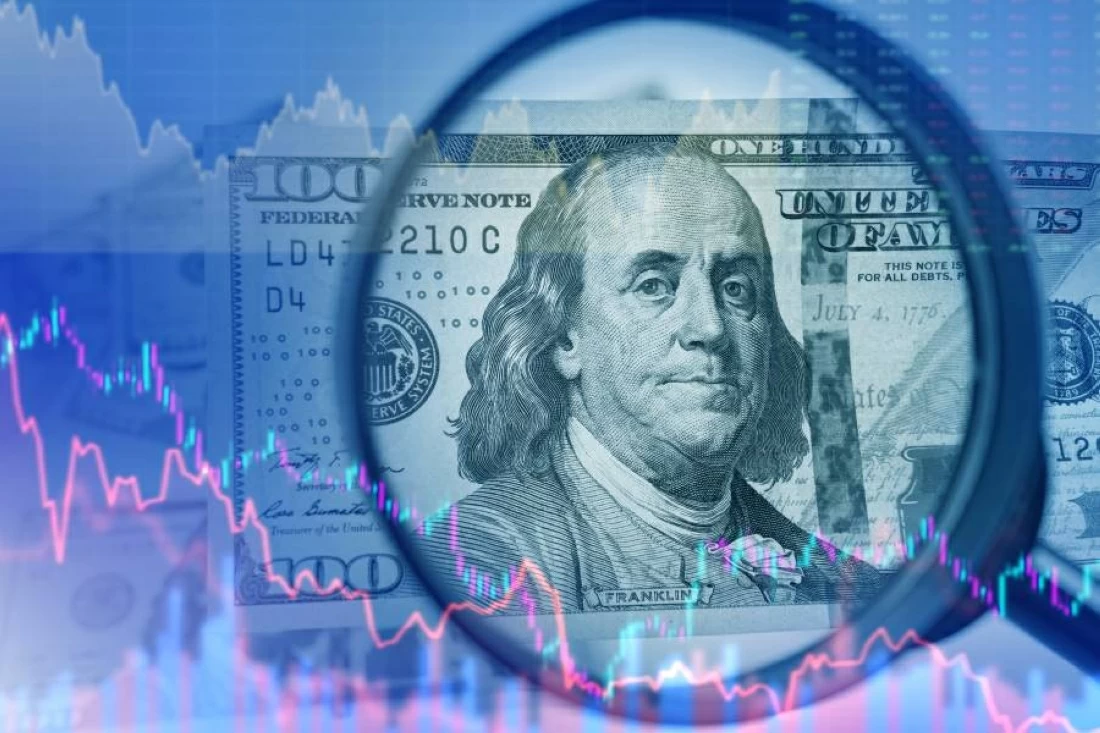 تداعيات تراجع قيمة الدولار الأمريكي على الاقتصاد والأسرة