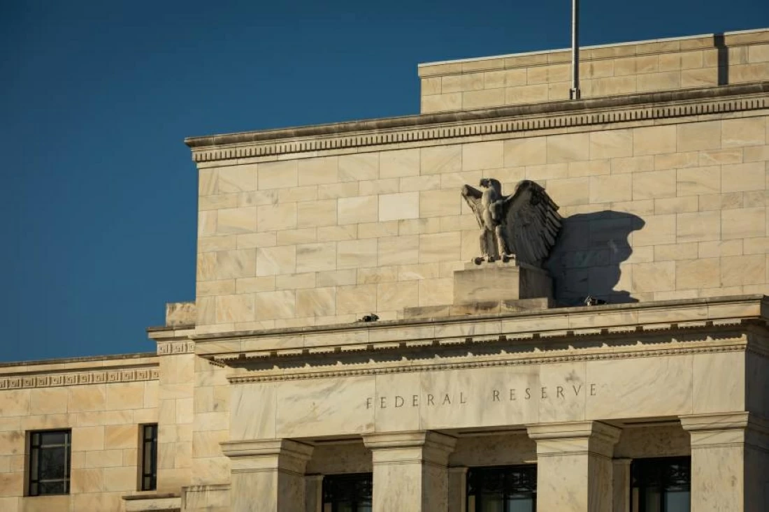 الفيدرالي يحتفظ بأسعار الفائدة مع ترقب رفع محتمل بسبب تضخم قوي واقتصاد متين