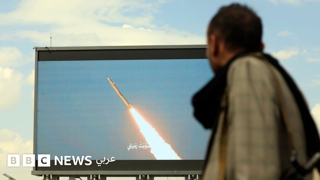 التحالف يعترض صاروخًا باتجاه خميس مشيط والحوثيون يؤكدون إحكام قبضتهم على الساحل الغربي لليمن
