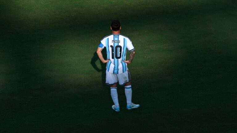 ليونيل ميسي ينضم لمعسكر منتخب الأرجنتين استعداداً لمباراته الوداعية