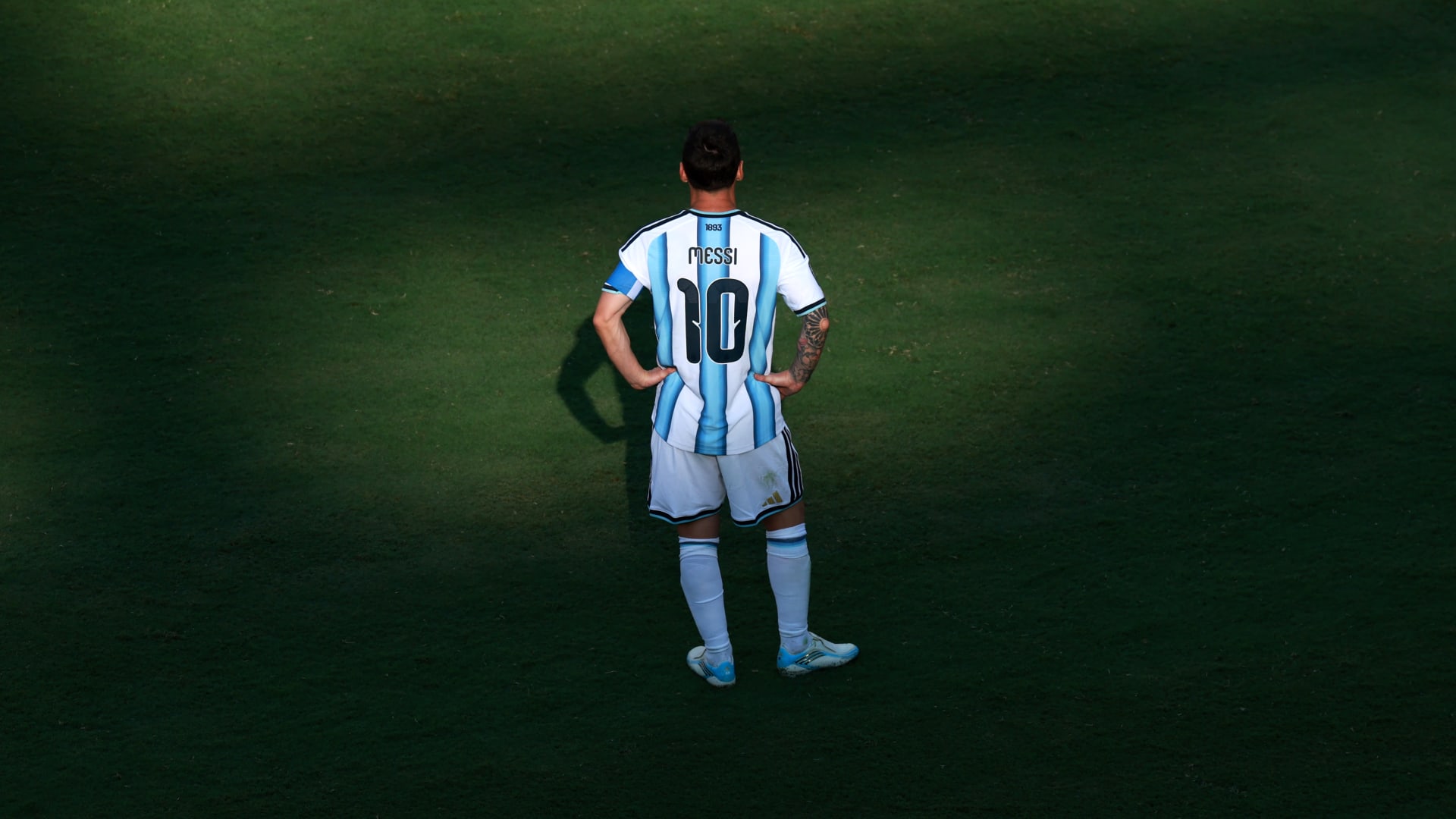 ليونيل ميسي ينضم لمعسكر منتخب الأرجنتين استعداداً لمباراته الوداعية