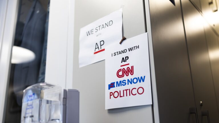 محامو CNN وMSNBC وPolitico يؤكدون عدم تقديم البيت الأبيض أي أدلة جديدة بشأن اتهامات تهديد الأمن القومي