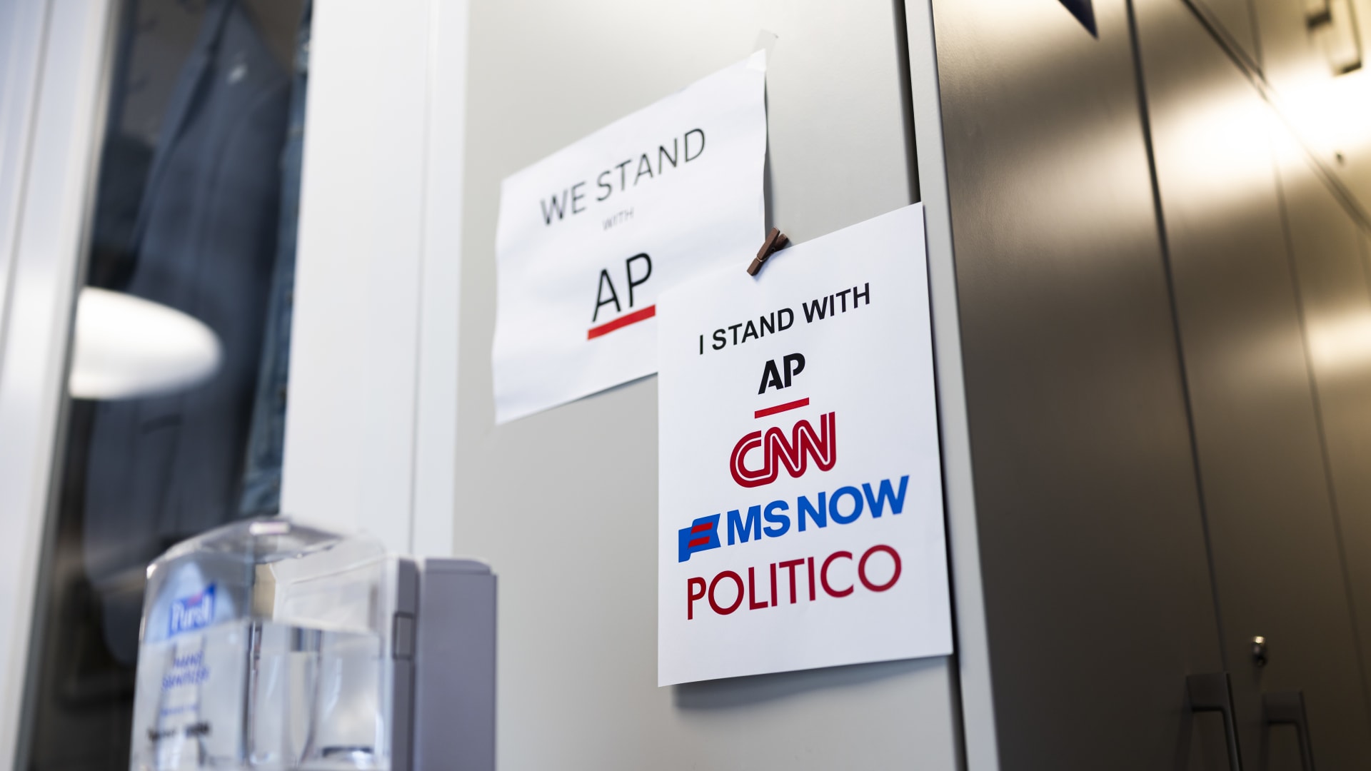 محامو CNN وMSNBC وPolitico يؤكدون عدم تقديم البيت الأبيض أي أدلة جديدة بشأن اتهامات تهديد الأمن القومي