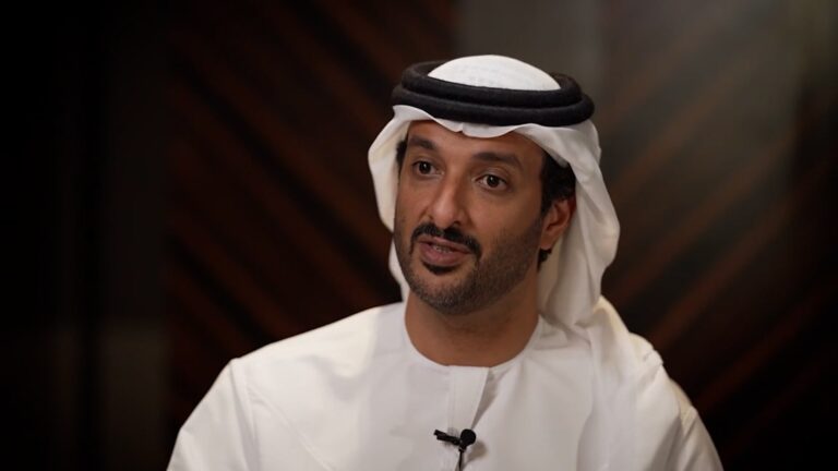 عبدالله بن طوق يؤكد استمرار الزخم الاقتصادي في الإمارات وتوقعات بنمو متسارع