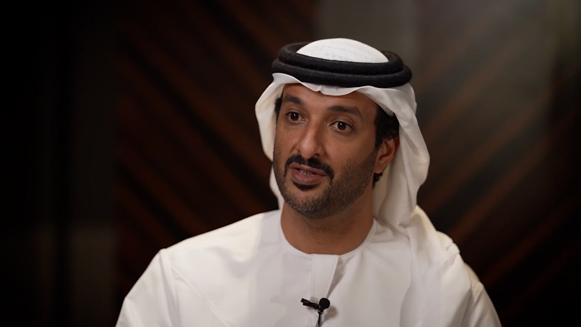 عبدالله بن طوق يؤكد استمرار الزخم الاقتصادي في الإمارات وتوقعات بنمو متسارع