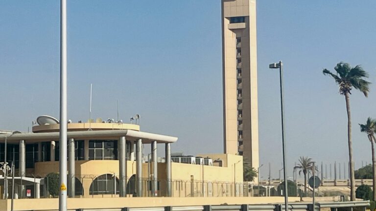 لليوم الثالث.. الحوثيون يستهدفون مطارات سعودية ويحذرون من صراع طويل الأمد
