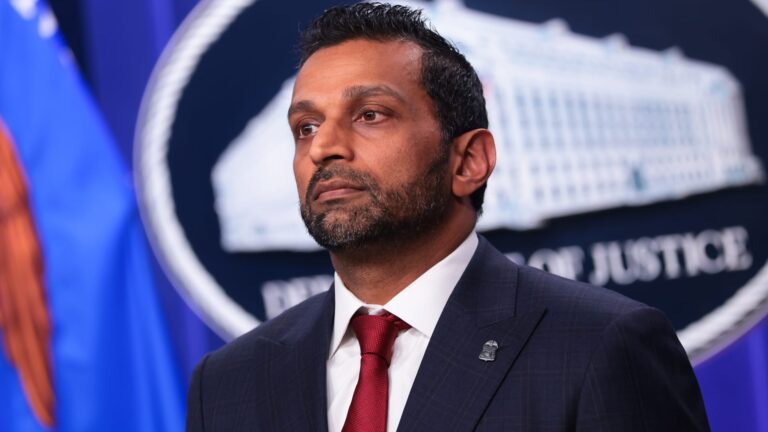مدير الـFBI يعيد نشر صور جهاز تسجيل متطور للمهندس السعودي المتهم في Open AI