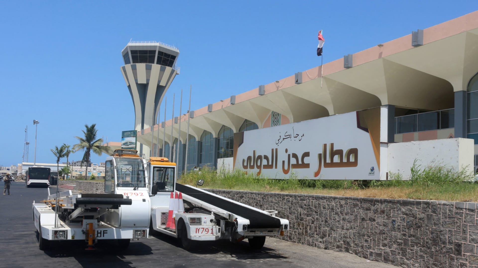شرطة عدن تعلن استهداف مطار المدينة بصاروخين حوثيين