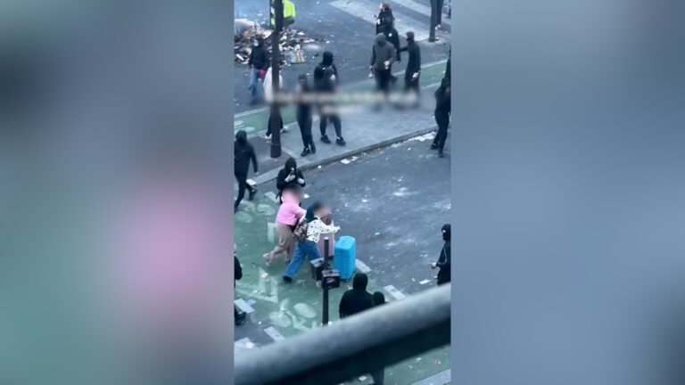 شاهد.. سياح يتنقلون وسط احتجاجات شوارع باريس العنيفة