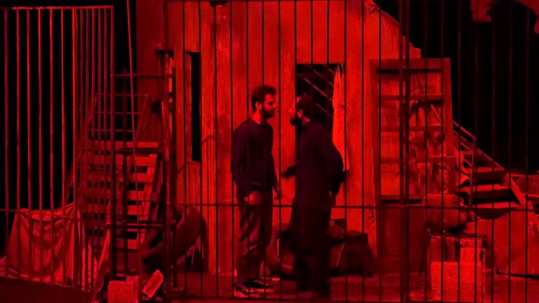 مسرحية “فيلم هندي” في دمشق: قصة أخوين محاصَرين في مهجور بين خلافات وفرص النجاة