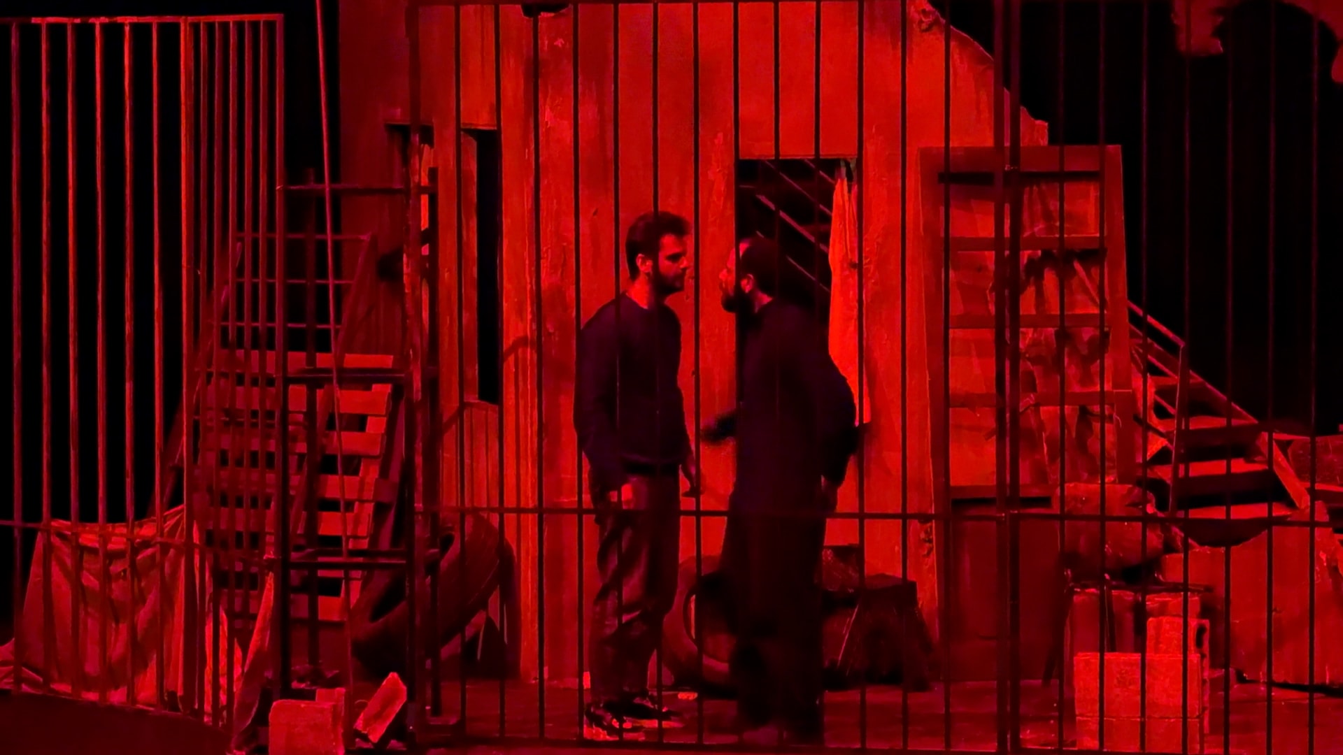 مسرحية “فيلم هندي” في دمشق: قصة أخوين محاصَرين في مهجور بين خلافات وفرص النجاة