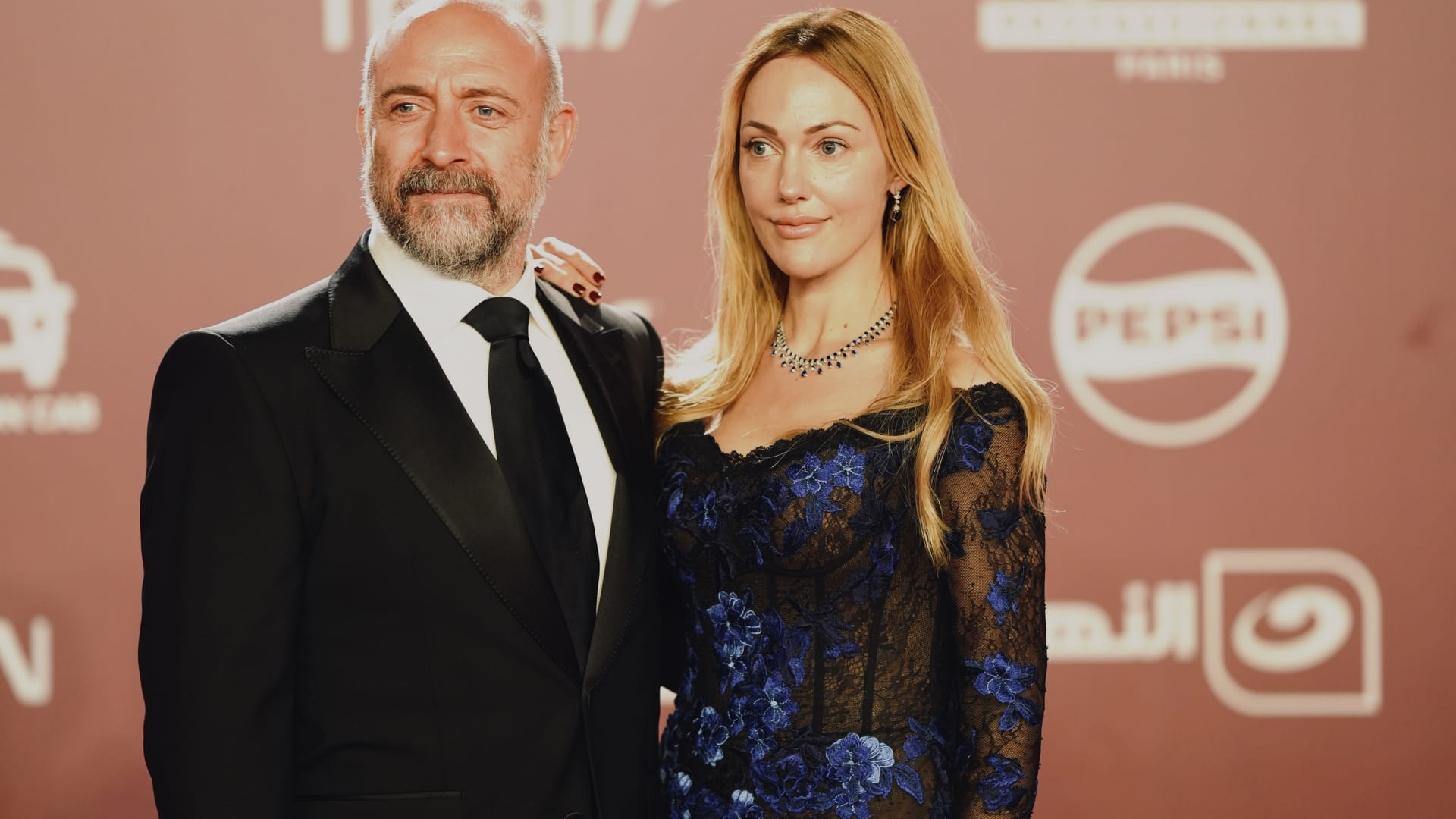 مريم أوزرلي تتألق بفستان عربي مزخرف في مهرجان الجونة السينمائي