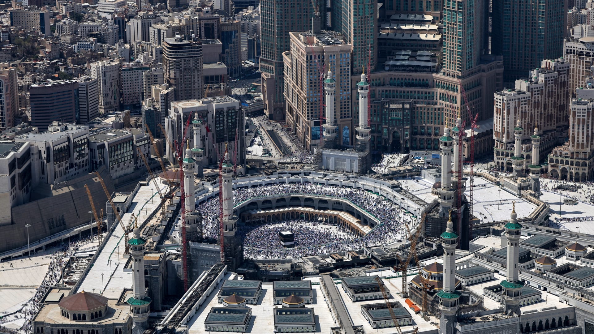 عبد الرحمن السديس يدين استهداف الحوثي المتكرر لمكة والمدينة ويشدد على إجرامهم