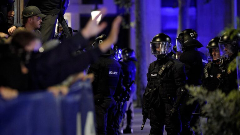 السلطات الإسبانية تعتقل نحو 100 شخص في برشلونة بعد تحوّل احتجاج إلى أعمال شغب ونهب