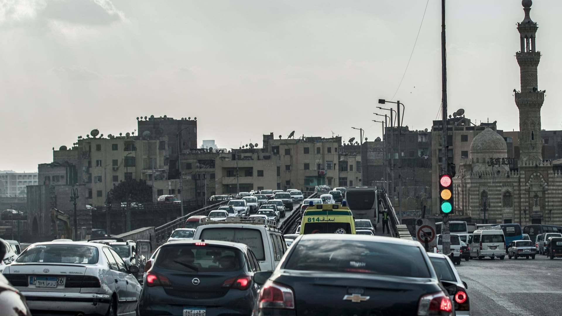 لجنة برلمانية مصرية توافق مبدئياً على إعفاء 4000 سيارة للشباب من الضرائب