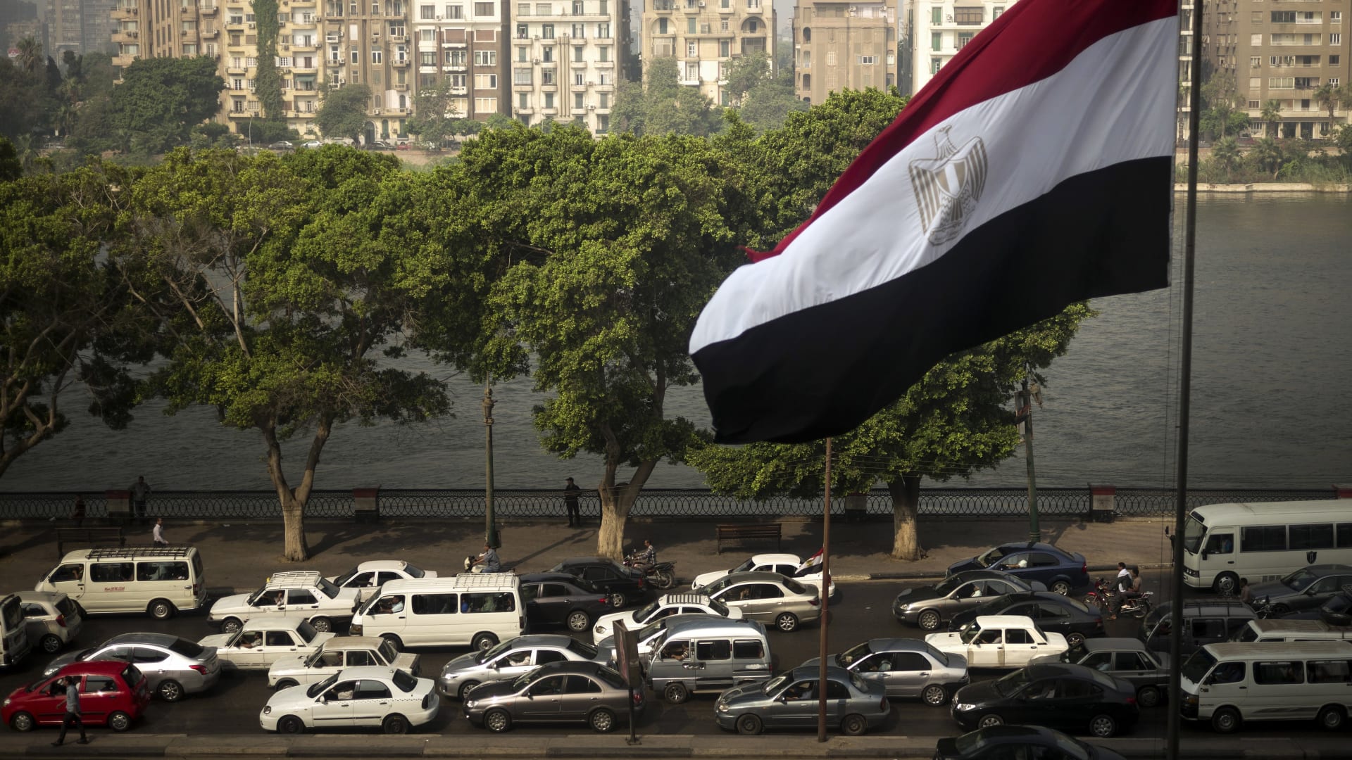 مصر تشهد اختراقاً لافتاً في لوحة إعلانات ضخمة يعرض لقطات إباحية ويثير قلقاً سياسياً