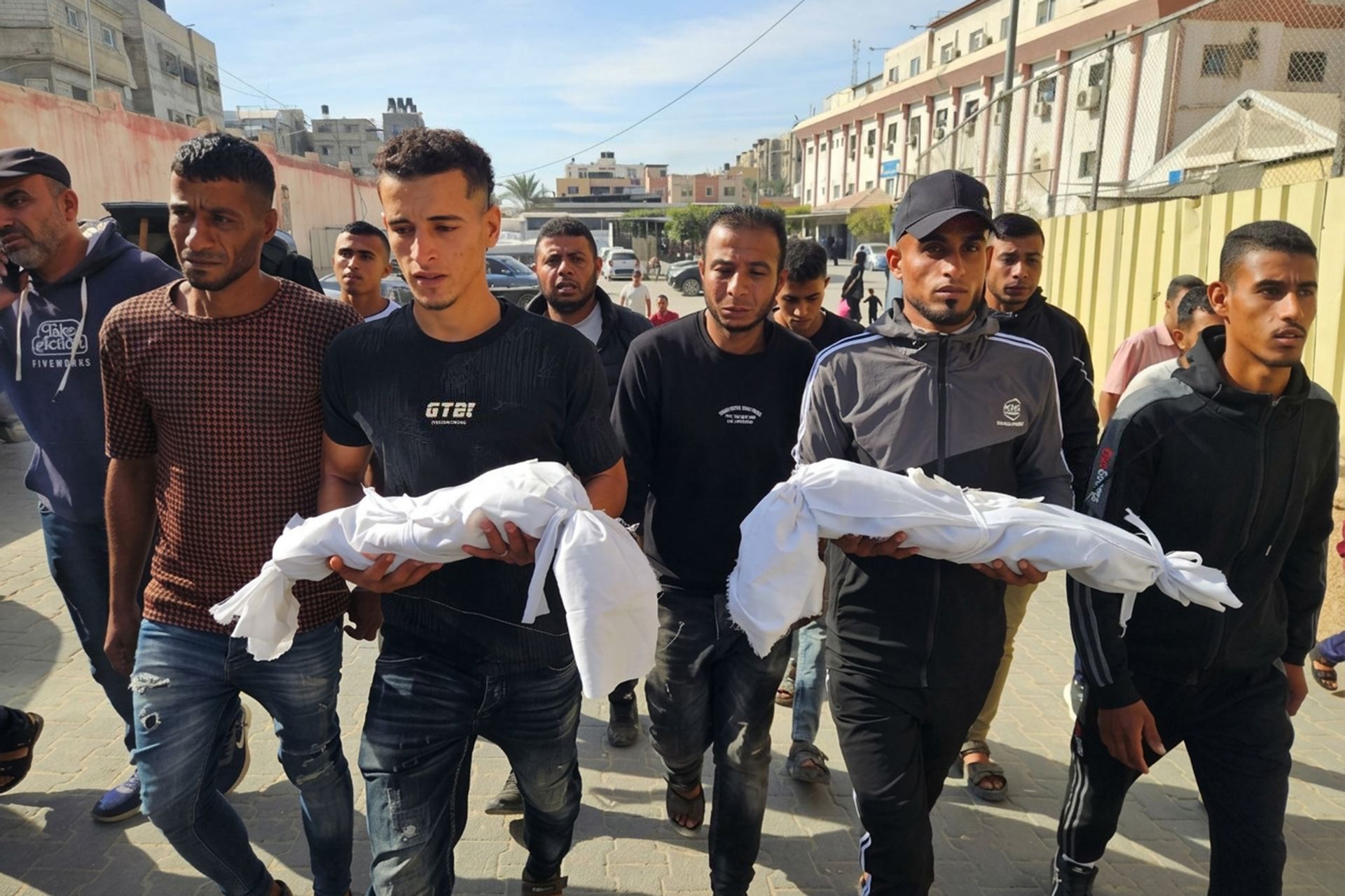 استشهاد فلسطينيين في قصف إسرائيلي وخسائر طفولية بحريق في خان يونس