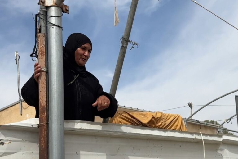 سيدة فلسطينية تتحدى جرافات الاحتلال في مسافر يطا: “يا جبل ما يهزك ريح”