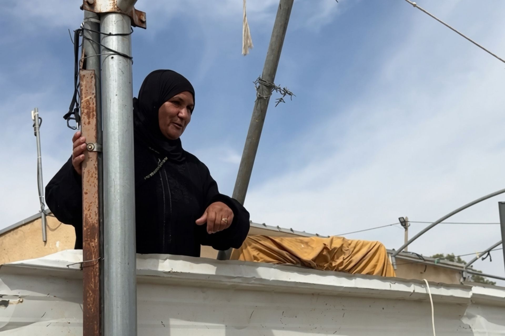 سيدة فلسطينية تتحدى جرافات الاحتلال في مسافر يطا: “يا جبل ما يهزك ريح”