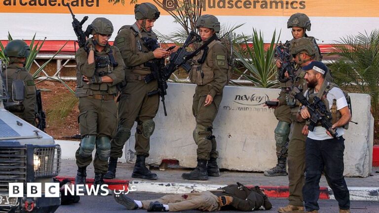5 إصابات في هجوم مسلح على حاجز إسرائيلي بالضفة وقوات الاحتلال تقتل المنفذين