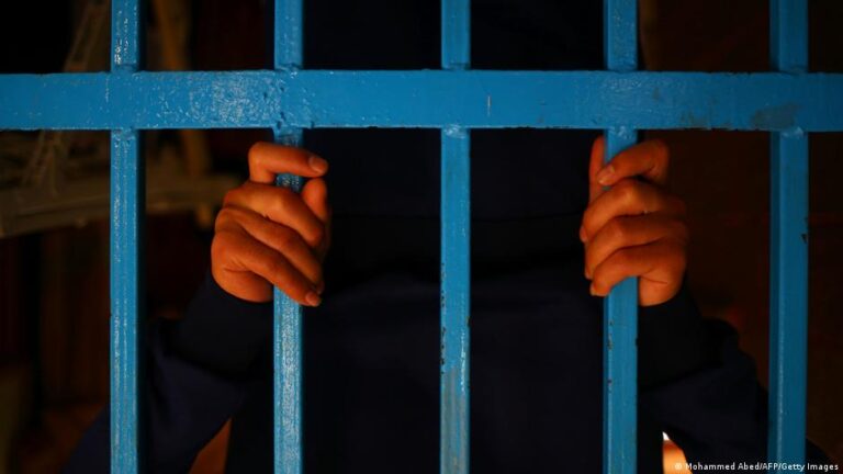 توقيف فريق منصة “متصدقش” وتحميلهم اتهامات بـ”الإخوان” يثير جدلاً حول حرية الصحافة في مصر