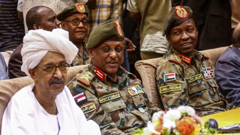 محكمة أبوظبي تحكم بالسجن المؤبد على مسؤولين سودانيين بقضية تسليح الجيش
