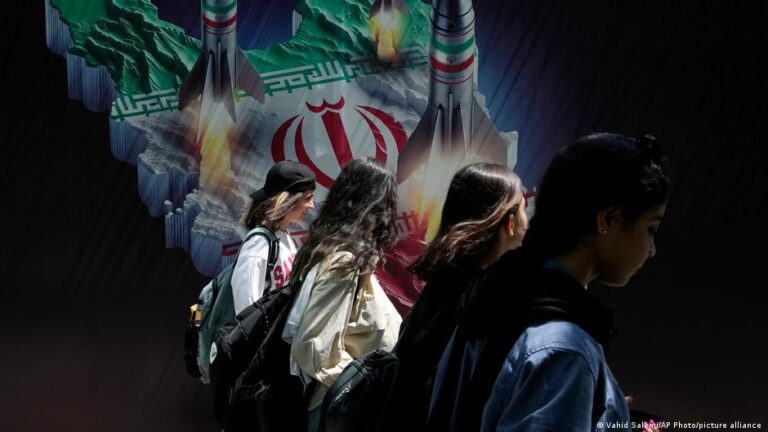 إيران تشدد القيود على النساء غير المحجبات عبر حملات ضغط مجتمعية واقتصادية جديدة
