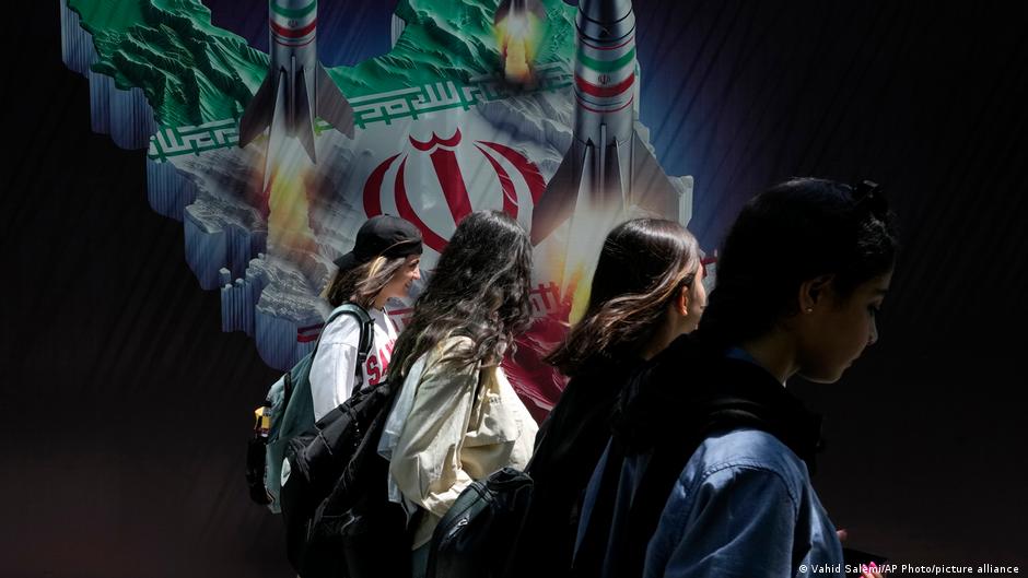 إيران تشدد القيود على النساء غير المحجبات عبر حملات ضغط مجتمعية واقتصادية جديدة