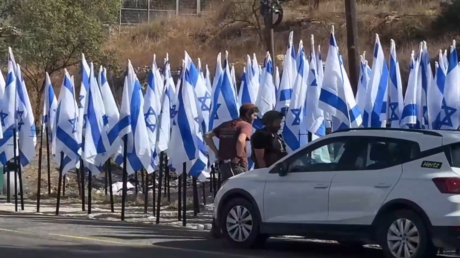 مستوطنون إسرائيليون يعرقلون عمل مقهى فلسطيني في الضفة الغربية بوضع الأعلام الإسرائيلية أمامه