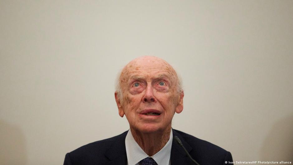 ظاهرة النوبليتيس: هل يمنح فوز جائزة نوبل ثقة مفرطة تتجاوز العلم؟