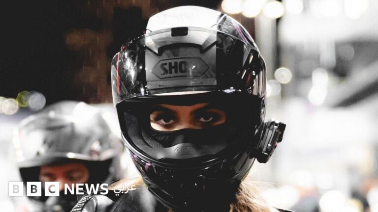“على دراجتي النارية وجدت نفسي”: شابة سعودية تقود التغيير في جدة