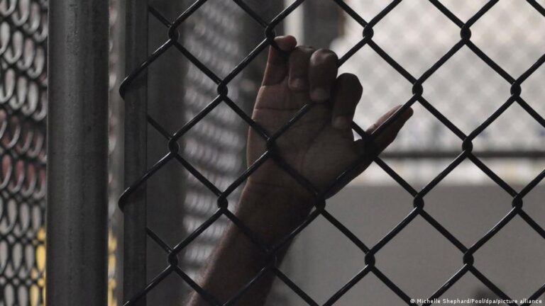 مصر توقف فريق تحرير منصة متصدقش للتحقق من الأخبار وسط مخاوف حقوقية