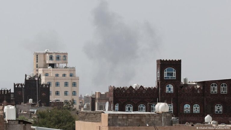 السعودية تشن غارات في صنعاء والحديدة وتتوعّد الحوثيين بعواقب بعد تصعيد الهجمات