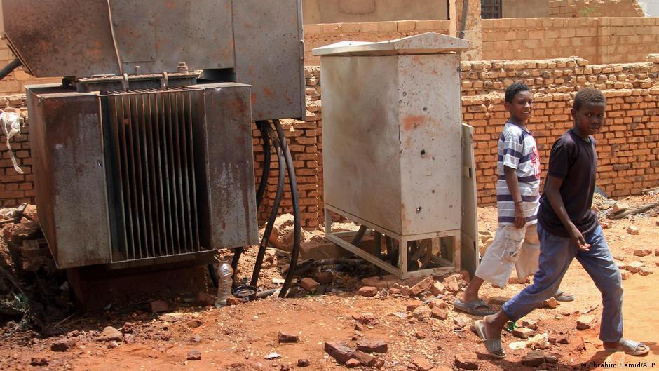 السودان يغرق في ظلام حاد بسبب استهداف محطات الكهرباء وتأثيراته الكارثية على المدنيين