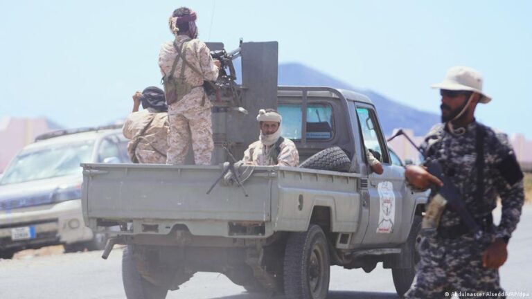 معركة باب المندب تشتد بين الحوثيين والحكومة اليمنية: تقدم حكومي وحفاظ حوثي على المكاسب