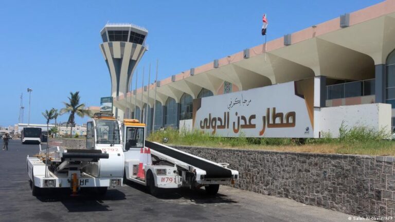 قصف الحوثيين مطار عدن بصاروخين وتصاعد الهجمات العسكرية في جنوب اليمن