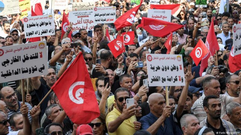 آلاف التونسيين يتظاهرون في تونس العاصمة احتجاجاً على الغلاء والمطالبة بالحريات