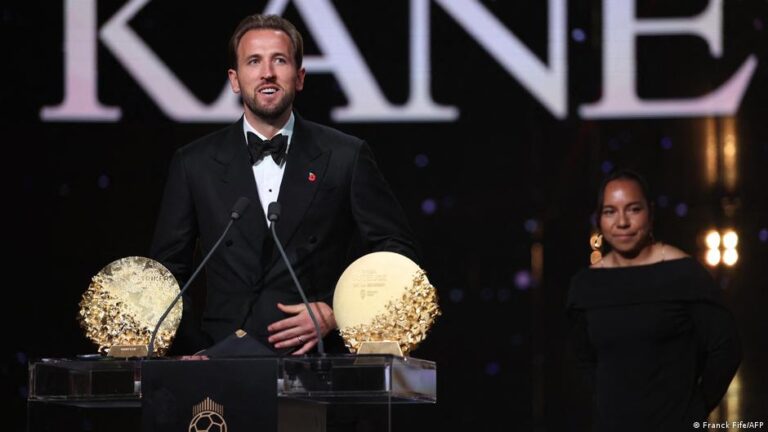 هاري كين يتوّج بجائزة الكرة الذهبية لأفضل لاعب في العالم لعام 2026