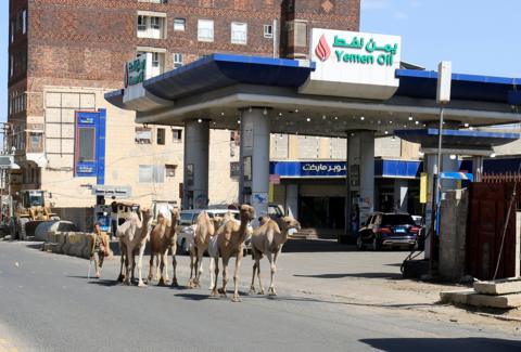 تصاعد التصعيد بين السعودية وجماعة أنصار الله: استهداف منشأة نفط غرب صنعاء وتهديدات ضد أرامكو والرياض