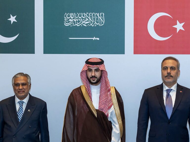 حلف مكة يبدأ تنفيذ التزامات الدفاع المشترك ونشر القوات بالسعودية