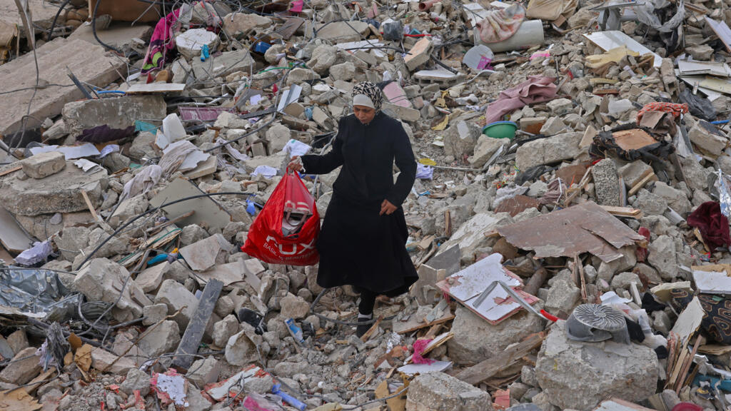 السلطات الإسرائيلية تهدم مبنى سكنياً في القدس الشرقية وتترك 70 فلسطينياً بلا مأوى