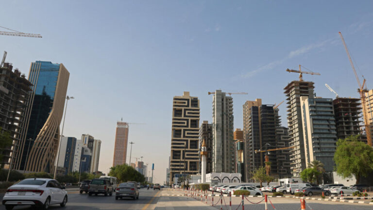 الحوثيون يهددون بالرد على تدخل أمريكي في دعم السعودية ويستهدفون مطار الرياض وقاعدة خميس مشيط
