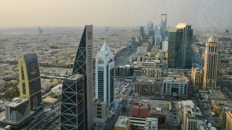 هجمات الحوثيين تعرقل فعاليات الرياض وتصاعد الأزمة الإنسانية في اليمن