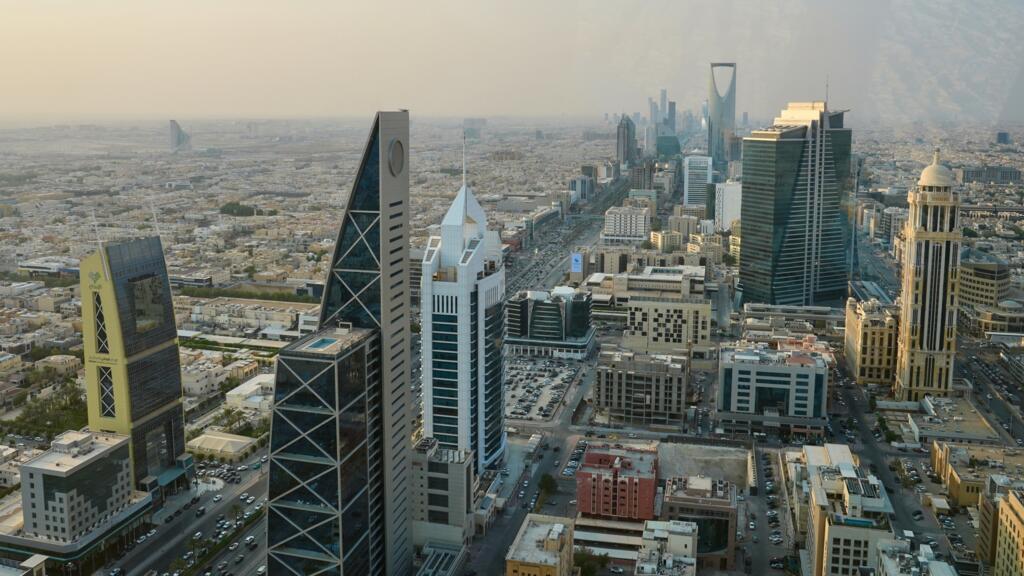 هجمات الحوثيين تعرقل فعاليات الرياض وتصاعد الأزمة الإنسانية في اليمن