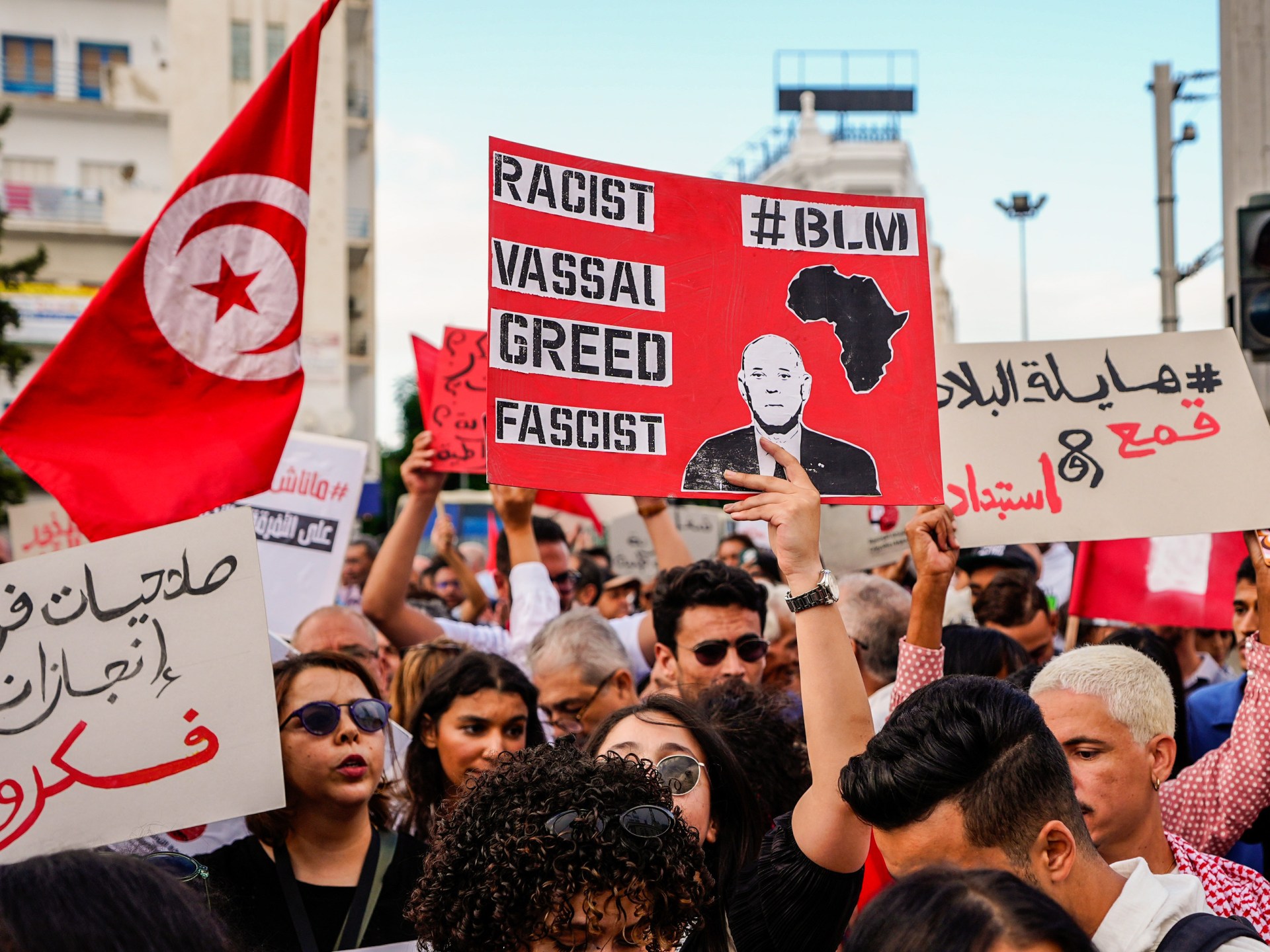 احتجاجات تونسية حاشدة تطالب باستعادة الديمقراطية وتضع قيس سعيّد عند مفترق طرق