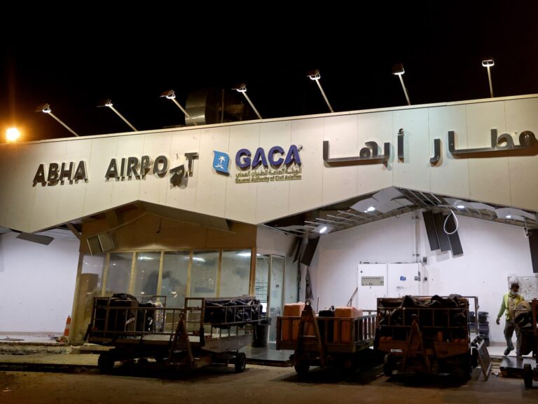 السعودية: مقتل 3 وإصابة 36 في هجومين بصواريخ وطائرات مسيرة على مطاري أبها والملك خالد