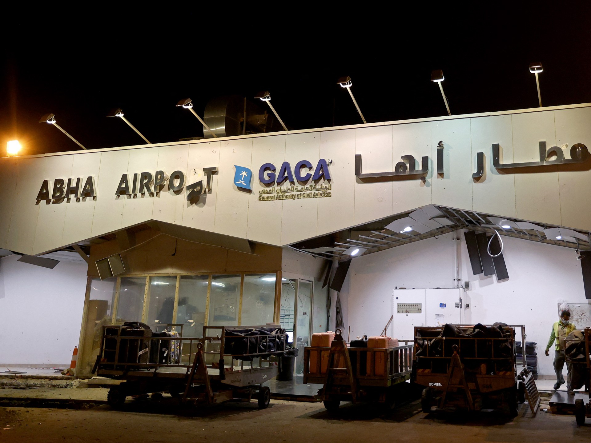 السعودية: مقتل 3 وإصابة 36 في هجومين بصواريخ وطائرات مسيرة على مطاري أبها والملك خالد