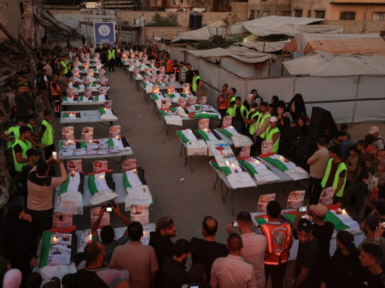 غزة تشيع رفات 75 شهيداً وسط تحديات انتشال آلاف الجثث تحت الأنقاض