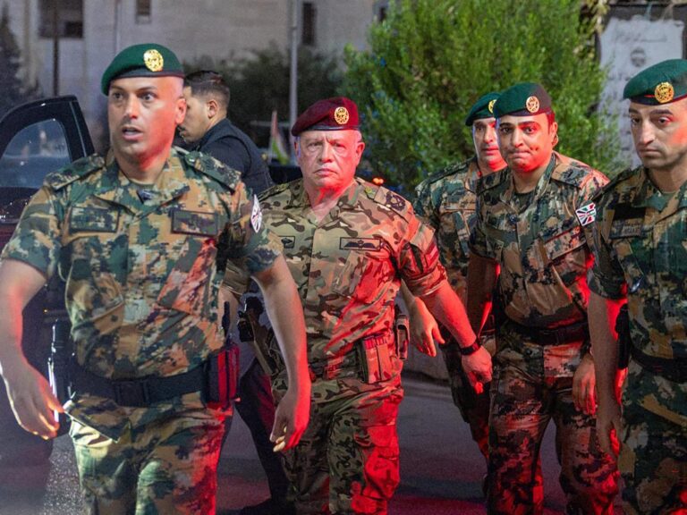 زيارة ملك الأردن للكرك بزي العمليات الخاصة تحمل رسالة حزم في مواجهة الإرهاب